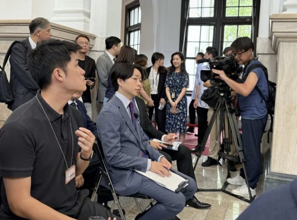 記者会見に出席する櫻井翔